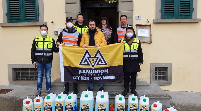 Una delegazione della Ramunion Rescue ha donato 200 litri di detergente per mani e superfici al Comune. La Ferramenta Spinelli ha donato tute, mascherine e guanti protettivi